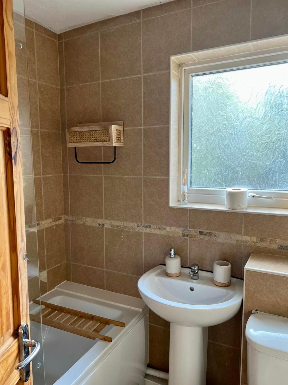 Manchester - Eccles - Business - Contractors - Families - Discounts Available Exterior foto